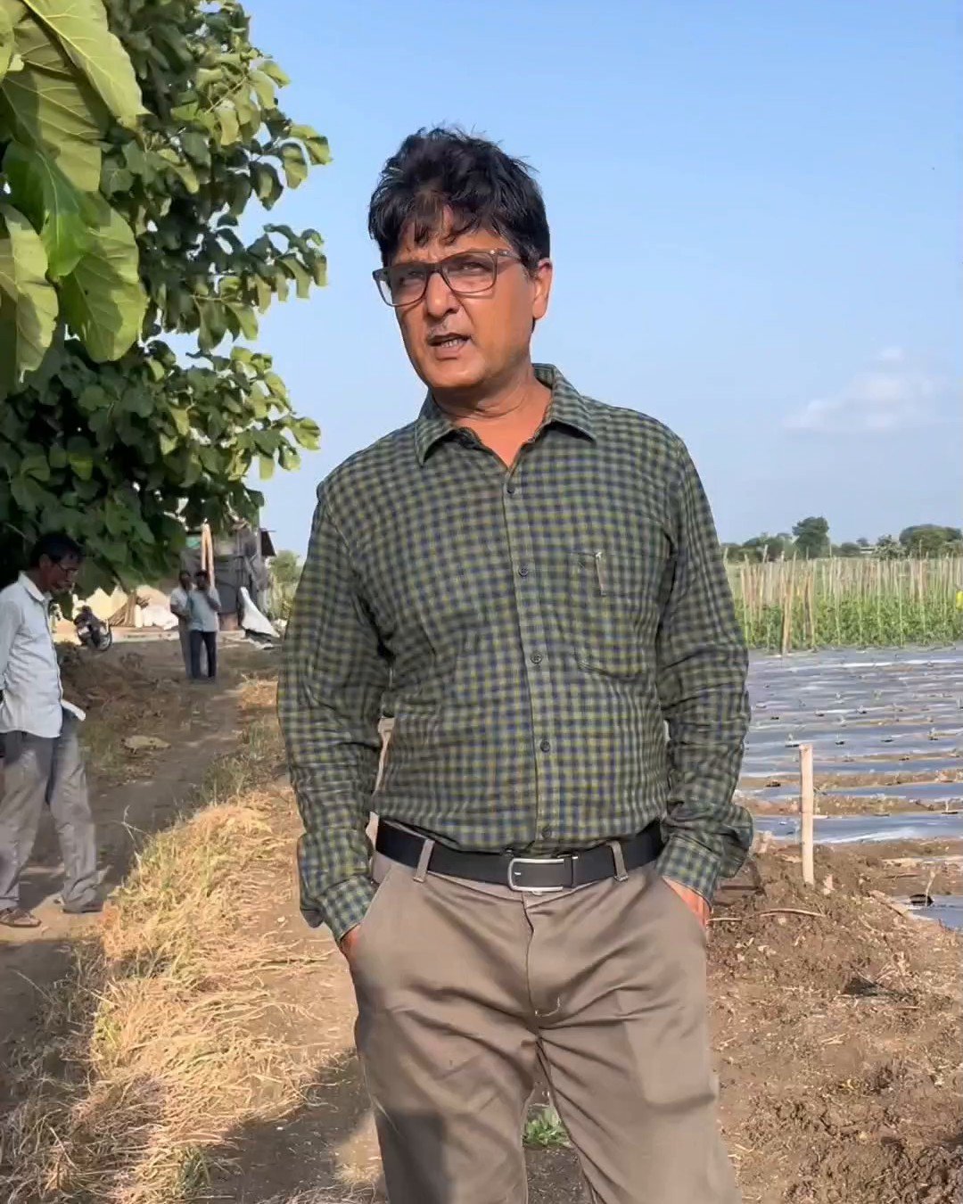 फील्ड भेटीदरम्यान वेदिका ट्रेडिंगचे मालक